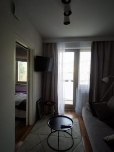 una sala de estar con un sofá y una mesa en Greta, en Świnoujście