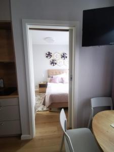 Un dormitorio con una cama y una mesa y una mesa y sillas. en Greta, en Świnoujście