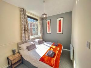 A bed or beds in a room at 4 Single beds or 2 Doubles - FREE PARKING SPACES - SMART TV's - City Centre Spacious flat