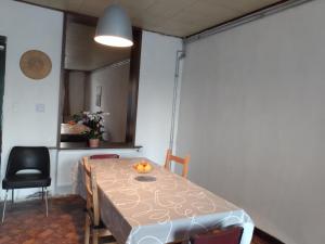 uma sala de jantar com uma mesa com uma taça de fruta em Trietje em Gent
