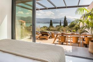 una vista desde la sala de estar de una casa con vistas al agua en Ionian Village en Lixouri