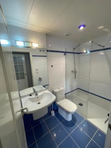 a bathroom with a toilet and a sink and a shower at SeaHomes Vacations, FENALS BEACH&CHIC, pk, top apartment full equipped in Lloret de Mar