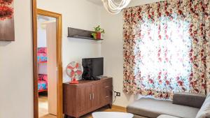 A television and/or entertainment centre at Los Caňos II - Calm Home - Option cheap parking