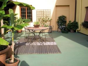 a patio with a table and chairs and plants at Gite Haydi in Itterswiller