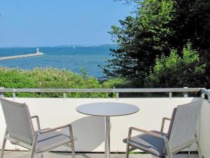 ラウターバッハにあるVilla Vilmblick - Wohnung 07 mit Terrasse und Boddenblickの海を望むバルコニー(椅子2脚、テーブル1台付)