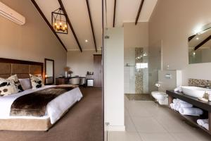 Koupelna v ubytování Intle Boutique Hotel + 37 fotografií
