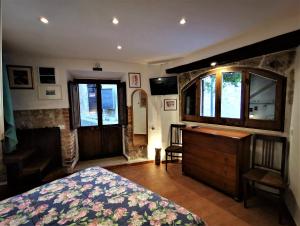 una camera da letto con un letto, un comò e una finestra di "Il Nido" a Sermoneta Altre 19 foto