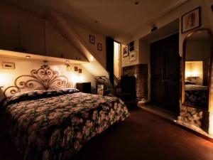 1 dormitorio con cama y espejo. en "Il Nido", en Sermoneta