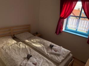 Posteľ alebo postele v izbe v ubytovaní Pension S láskou Karel Bezděz