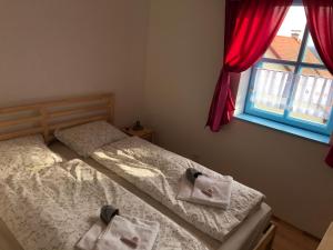 Posteľ alebo postele v izbe v ubytovaní Pension S láskou Karel Bezděz
