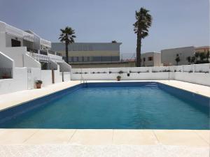 ein Schwimmbad in der Mitte eines Gebäudes in der Unterkunft Los Lances Beach Apartments in Tarifa