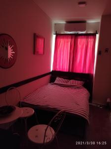 Rúm í herbergi á Retro Mini Apartment