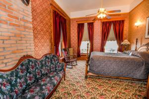 sypialnia z łóżkiem i kanapą w obiekcie Irma Hotel w mieście Cody
