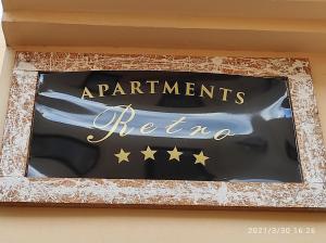 Vottorð, verðlaun, skilti eða annað skjal til sýnis á Retro Mini Apartment