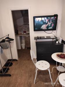 Televízia a/alebo spoločenská miestnosť v ubytovaní Retro Mini Apartment