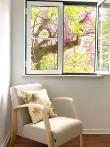 krzesło w pokoju z dwoma oknami w obiekcie Arcos 61 w mieście Tomar
