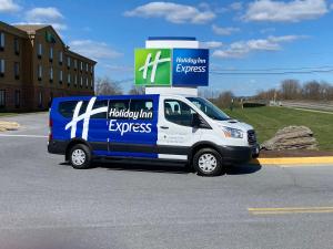 un furgone bianco e blu parcheggiato in un parcheggio di Holiday Inn Express Charles Town, an IHG Hotel a Shenandoah Junction