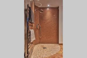 a bathroom with a shower with a tile floor at Appartement de charme à Olmeto in Olmeto