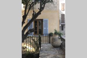 a house with a gate and a tree at Appartement de charme à Olmeto in Olmeto