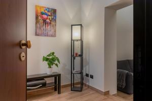 une chambre avec un miroir, une table et un tableau dans l'établissement Residenza San Leonardo - Viterbo Centro Storico, à Viterbe