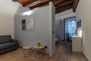 - un salon avec un canapé et une table dans l'établissement Residenza San Leonardo - Viterbo Centro Storico, à Viterbe