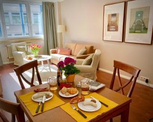 een woonkamer met een tafel met eten erop bij CityHomeMunich in München