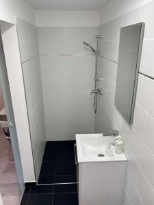 Kúpeľňa v ubytovaní Vár-Lak Apartman