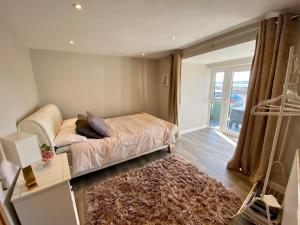 Säng eller sängar i ett rum på New home with stunning views of the Menai Straits