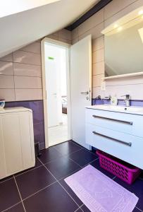 Ванна кімната в Stone House Varos Apartments