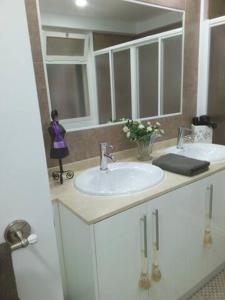 Koupelna v ubytování PETITE CHAMBRE D'HÔTES LITS SUPERPOSES avec SALLE DE BAINS PRIVEE CHEZ CATHERINE A REUS