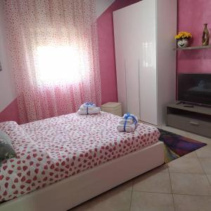een slaapkamer met een bed met twee handdoeken erop bij Rainbow Apartment in Scordia