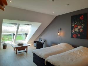 Un pat sau paturi într-o cameră la Hof van Renesse