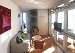 uma sala de estar com um sofá e uma televisão em Ferienwohnung im Turm Bellevue mit 3 Schlafzimmern em Sachsenheim