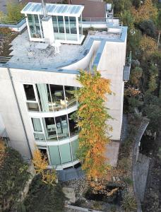 una vista aérea de un edificio con un árbol delante de él en Ferienwohnung im Turm Bellevue mit 3 Schlafzimmern, en Sachsenheim