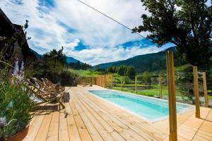 a wooden deck overlooking a lake with a view of a beach at Mountain Hostel Tarter in El Tarter