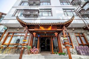 un edificio con un cartello sulla parte anteriore di Zhangjiajie Highlights Guesthouse a Zhangjiajie