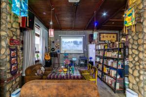 un soggiorno con un divano e un tavolo di Zhangjiajie Highlights Guesthouse a Zhangjiajie