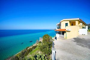 une maison sur une colline à côté de l'eau dans l'établissement Giotas Sea View Apartment, à Skala Kallirakhis