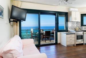 Dapur atau dapur kecil di Giotas Sea View Apartment