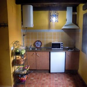 Una cocina o zona de cocina en Casas Rurales Lagunas de Ruidera - Piscina