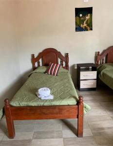 um quarto com uma cama com um edredão verde em MORTERO II em Cafayate