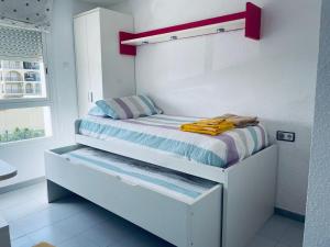 1 dormitorio pequeño con 1 cama con 2 cajones en APARTAMENT ILLA MAR D´OR L`ESTARTIT, en L'Estartit