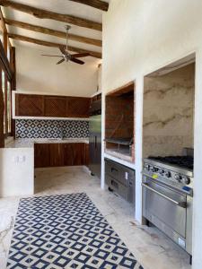 a kitchen with a stove and a ceiling fan at Casa KaUhmay in Francisco Uh May