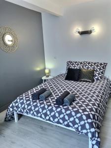 a bedroom with a large bed with blue pillows at Studio ZEN Tout Confort Proche Hyper-Centre in Cognac +7 photos