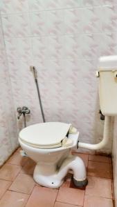 La salle de bains est pourvue de toilettes. dans l'établissement Ahobilaa Homestay, à Tiruchirappalli