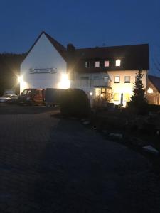 un edificio con las luces encendidas delante de él en Hotel Neue Krone en Markt Erlbach