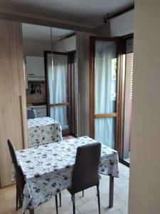 ブッチナスコにあるAppartamento Picassoのダイニングルーム(テーブル、椅子付)、キッチン