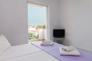 Posteľ alebo postele v izbe v ubytovaní Dionysos Studios Apartments Nidri Lefkas