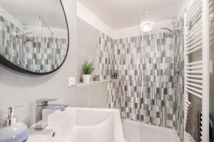 A bathroom at il Mare di Ada:seaside apartament in Riomaggiore
