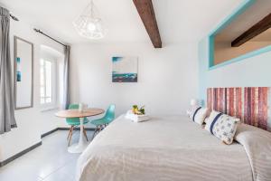 A bed or beds in a room at il Mare di Ada:seaside apartament in Riomaggiore